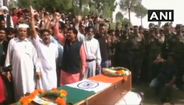पुंछ में सुपुर्द-ए-खाक हुए शहीद औरंगजेब, सैन्य सम्मान के साथ दी गई अंतिम विदाई पुंछ में सुपुर्द-ए-खाक हुए शहीद औरंगजेब, सैन्य सम्मान के साथ दी गई अंतिम विदाई