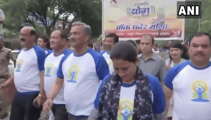 देहरादून : वॉक फॉर योगा में शामिल हुए CM त्रिवेंद्र रावत, 21 जून को होना है पीएम मोदी का कार्यक्रम देहरादून : वॉक फॉर योगा में शामिल हुए CM त्रिवेंद्र रावत, 21 जून को होना है पीएम मोदी का कार्यक्रम
