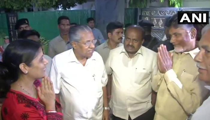 4 मुख्यमंत्रियों नहीं मिली केजरीवाल से मुलाकात की इजाजत, ममता ने बताया संवैधानिक संकट 4 मुख्यमंत्रियों नहीं मिली केजरीवाल से मुलाकात की इजाजत, ममता ने बताया संवैधानिक संकट