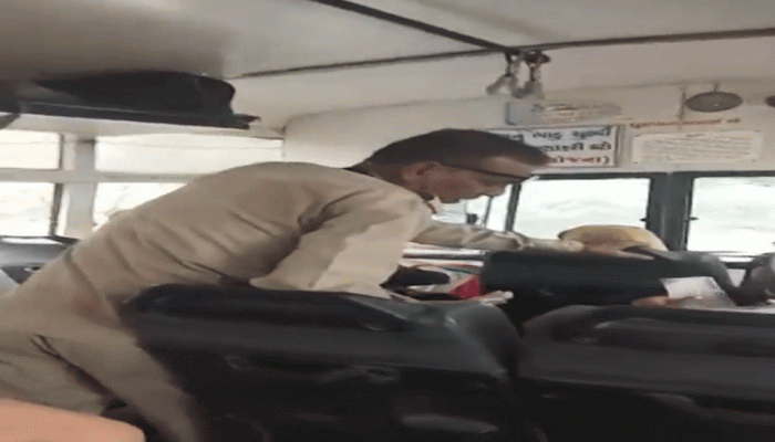 VIDEO: गुजरात में शराब के नशे में टिकट काटते नजर आया बस कंडक्टर, वीडियो वायरल VIDEO: गुजरात में शराब के नशे में टिकट काटते नजर आया बस कंडक्टर, वीडियो वायरल