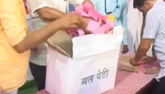 गोंदिया: मतदान कराकर दंपति ने रखा अपने बच्चे का नाम, बैलेट पेपर से डाले गए वोट गोंदिया: मतदान कराकर दंपति ने रखा अपने बच्चे का नाम, बैलेट पेपर से डाले गए वोट