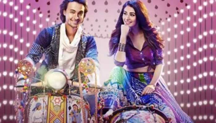 'लवरात्रि' का मोशन पोस्टर हुआ रिलीज, कलरफुल स्कूटर पर नजर आये आयुष और वरीना 'लवरात्रि' का मोशन पोस्टर हुआ रिलीज, कलरफुल स्कूटर पर नजर आये आयुष और वरीना