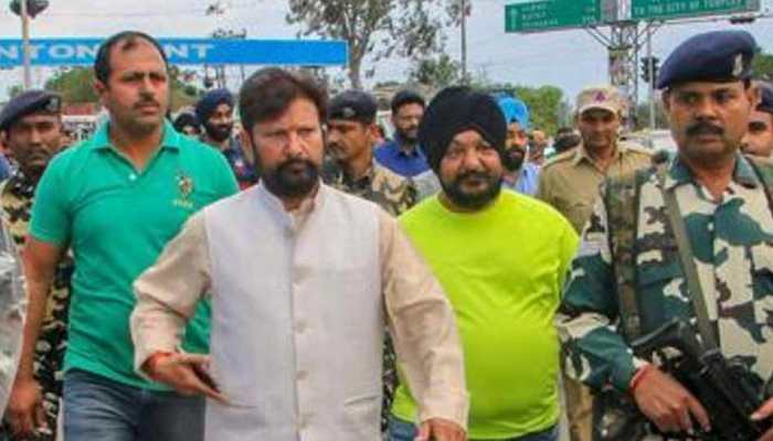कठुआ रेप केस : कुर्सी गंवाने वाले बीजेपी नेता ने दी पत्रकारों को 'सुधरने' की धमकी कठुआ रेप केस : कुर्सी गंवाने वाले बीजेपी नेता ने दी पत्रकारों को 'सुधरने' की धमकी