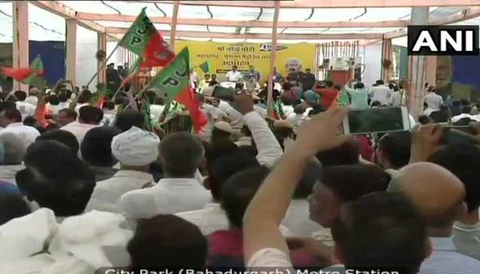 मुंडका-बहादुरगढ़ मेेट्रो को पीएम नरेंद्र मोदी ने दिखाई हरी झंडी, 4 बजे से आम जनता कर सकेगी सफर मुंडका-बहादुरगढ़ मेेट्रो को पीएम नरेंद्र मोदी ने दिखाई हरी झंडी, 4 बजे से आम जनता कर सकेगी सफर