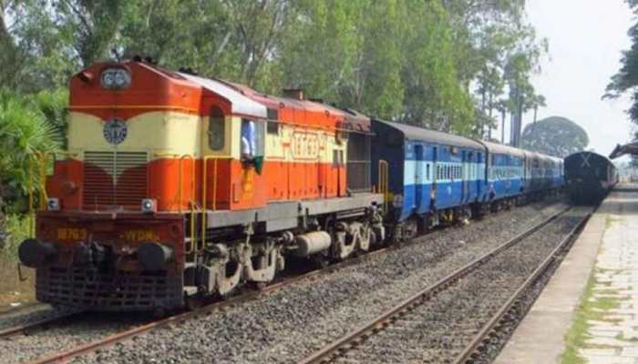 MP: आत्महत्या करने के लिए मासूम के साथ पटरी पर लेटी मां, ऊपर से गुजरी ट्रेन फिर... MP: आत्महत्या करने के लिए मासूम के साथ पटरी पर लेटी मां, ऊपर से गुजरी ट्रेन फिर...