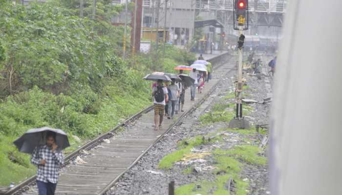 मुंबई में अगले 3 दिन आफत बनी रहेगी बारिश, निचले इलाकों में घुटनों तक पानी भरा मुंबई में अगले 3 दिन आफत बनी रहेगी बारिश, निचले इलाकों में घुटनों तक पानी भरा