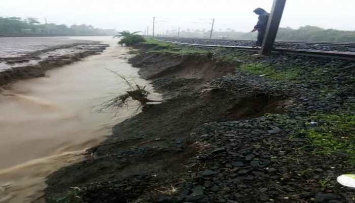गुजरात के विभिन्न इलाकों में भारी बारिश, एनडीआरएफ की टीमों को तैयार रहने को कहा गुजरात के विभिन्न इलाकों में भारी बारिश, एनडीआरएफ की टीमों को तैयार रहने को कहा