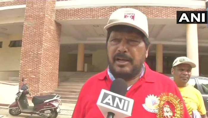 शिवसेना ने दिखाई आंख, तो रामदास अठावले भी बीजेपी से करने लगे तोलमोल शिवसेना ने दिखाई आंख, तो रामदास अठावले भी बीजेपी से करने लगे तोलमोल