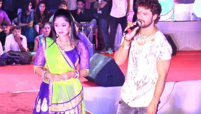VIDEO: खेसारीलाल ने लाइव शो के दौरान एक फैन को दिए पैसे, और कहा- रोना मत... VIDEO: खेसारीलाल ने लाइव शो के दौरान एक फैन को दिए पैसे, और कहा- रोना मत...