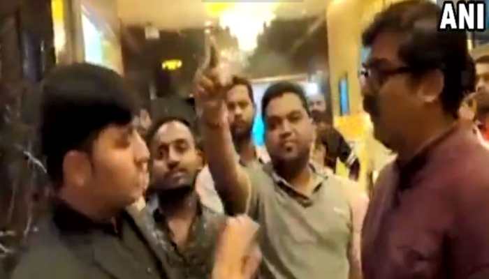 VIDEO: महाराष्ट्र नवनिर्माण सेना कार्यकर्ता की गुंडागर्दी, थिएटर के मैनेजर को मारा थप्पड़ VIDEO: महाराष्ट्र नवनिर्माण सेना कार्यकर्ता की गुंडागर्दी, थिएटर के मैनेजर को मारा थप्पड़