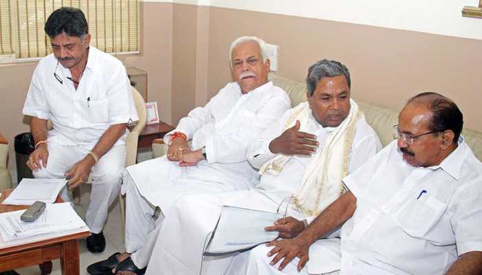 कांग्रेस और JDS गठबंधन में ‘दरार’ की खबरों पर पूर्व CM सिद्धारमैया ने तोड़ी चुप्पी कांग्रेस और JDS गठबंधन में ‘दरार’ की खबरों पर पूर्व CM सिद्धारमैया ने तोड़ी चुप्पी
