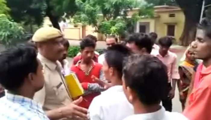 प्रतापगढ़: धर्म परिवर्तन के आरोप में दलित महिलाओं और बच्चों को दौड़ा-दौड़ा कर पीटा प्रतापगढ़: धर्म परिवर्तन के आरोप में दलित महिलाओं और बच्चों को दौड़ा-दौड़ा कर पीटा