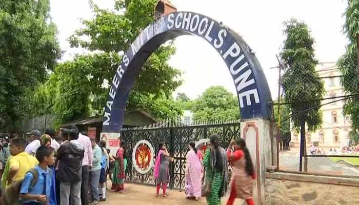पुणे के स्कूल का तुगलकी फरमान, छात्राओं को दिए खास रंग के इनर वियर पहनने के निर्देश पुणे के स्कूल का तुगलकी फरमान, छात्राओं को दिए खास रंग के इनर वियर पहनने के निर्देश
