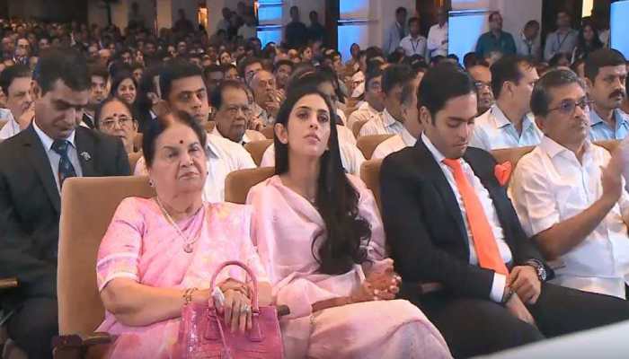 रिलायंस की AGM में जब पहली बार पहुंची 'बहू' श्लोका मेहता रिलायंस की AGM में जब पहली बार पहुंची 'बहू' श्लोका मेहता