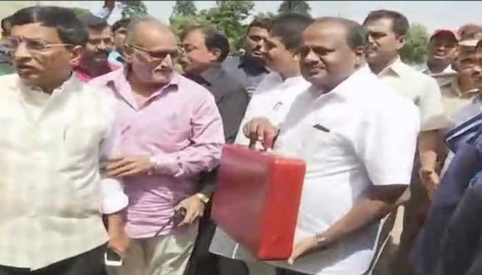कर्नाटक सरकार ने दिया किसानों को तोहफा, 2 लाख रुपए तक का कर्ज माफ कर्नाटक सरकार ने दिया किसानों को तोहफा, 2 लाख रुपए तक का कर्ज माफ