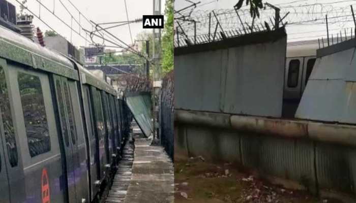 दिल्ली मेट्रो में टला बड़ा हादसा, चलती ट्रेन पर गिरी रेलिंग की दीवार दिल्ली मेट्रो में टला बड़ा हादसा, चलती ट्रेन पर गिरी रेलिंग की दीवार