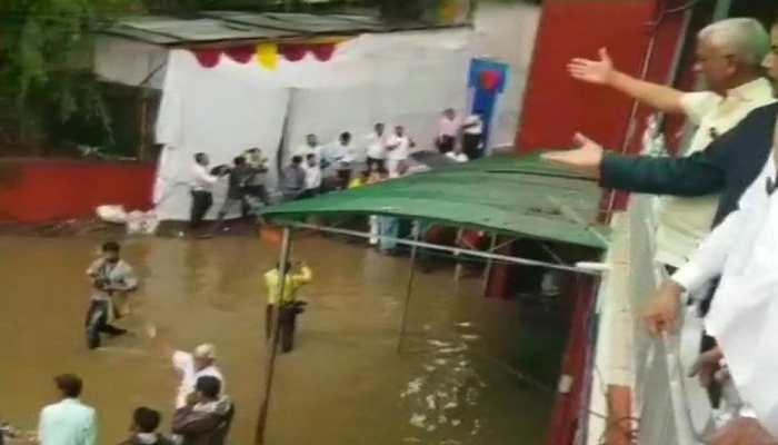 नागपुर में भारी बारिश के चलते विधानसभा की बत्ती गुल, स्थगित करनी पड़ी कार्यवाही नागपुर में भारी बारिश के चलते विधानसभा की बत्ती गुल, स्थगित करनी पड़ी कार्यवाही
