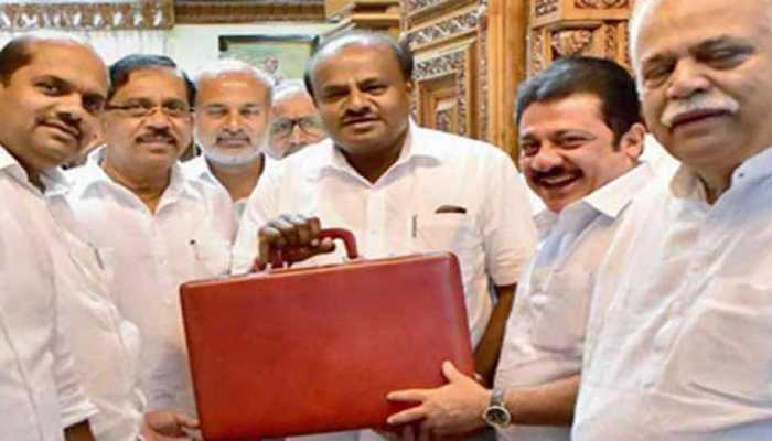कर्नाटक में कांग्रेस-जेडीएस में 'रार', कुमारस्वामी के बजट पर कांग्रेस नेता ने जताया ऐतराज कर्नाटक में कांग्रेस-जेडीएस में 'रार', कुमारस्वामी के बजट पर कांग्रेस नेता ने जताया ऐतराज
