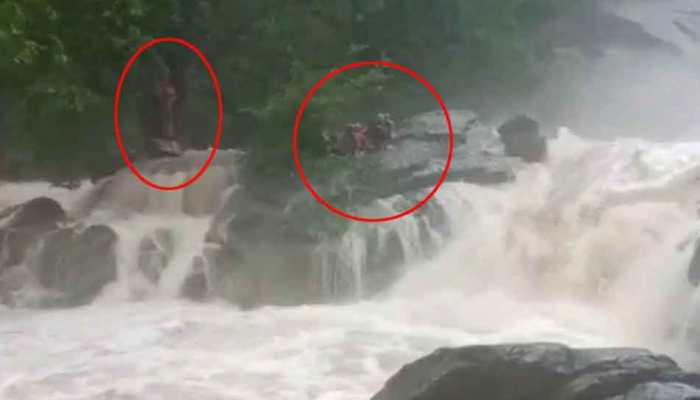 महाराष्ट्र: वाटरफॉल में फंसे 35 सैलानियों का हेलिकॉप्टर की मदद से रेस्क्यू, 5 बाढ़ में हुए लापता महाराष्ट्र: वाटरफॉल में फंसे 35 सैलानियों का हेलिकॉप्टर की मदद से रेस्क्यू, 5 बाढ़ में हुए लापता
