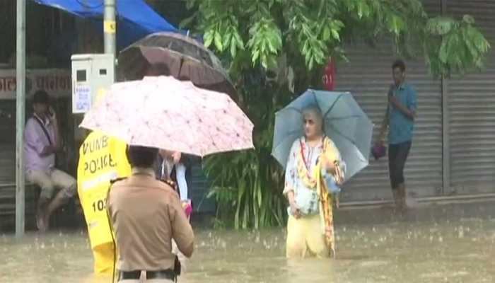 VIDEO : 'समंदर' में तब्दील हुईं मुंबई की सड़कें, बुजुर्गों की ऐसे मदद कर रही है पुलिस VIDEO : 'समंदर' में तब्दील हुईं मुंबई की सड़कें, बुजुर्गों की ऐसे मदद कर रही है पुलिस
