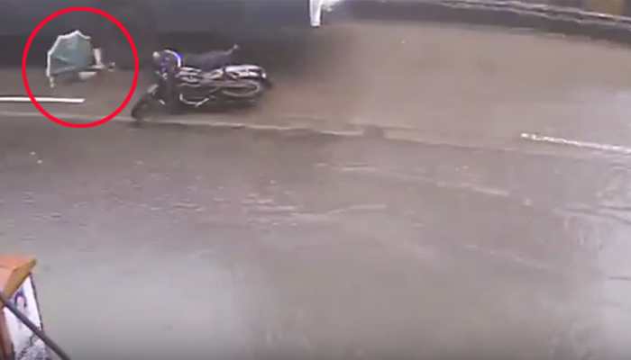 VIDEO: सड़क के गड्ढे ने ली महिला की जान, बाइक से गिरी तो बस ने कुचला VIDEO: सड़क के गड्ढे ने ली महिला की जान, बाइक से गिरी तो बस ने कुचला