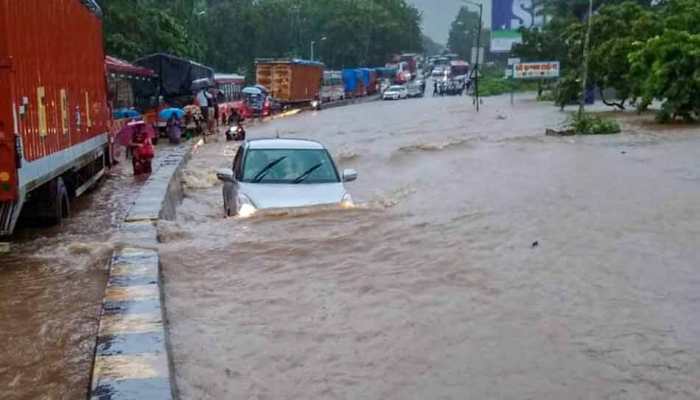 मुंबई में भारी बारिश से हर जगह पानी-पानी, बोरीवली में 3 मकान धराशायी मुंबई में भारी बारिश से हर जगह पानी-पानी, बोरीवली में 3 मकान धराशायी