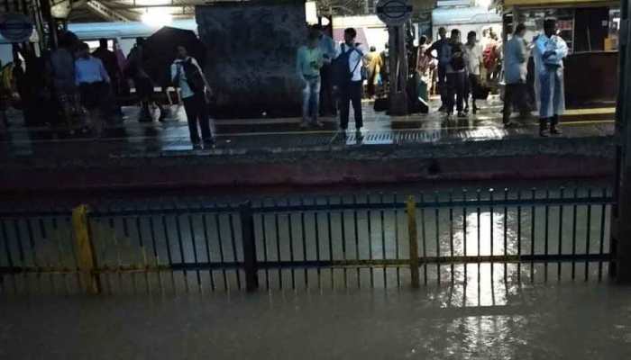 बारिश ने मुंबई का हाल किया बेहाल, लोकल ट्रेने प्रभावित, डिब्बेवालों की सर्विस पर लगा ब्रेक बारिश ने मुंबई का हाल किया बेहाल, लोकल ट्रेने प्रभावित, डिब्बेवालों की सर्विस पर लगा ब्रेक