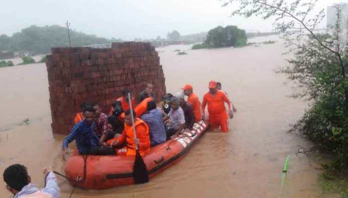 मुंबई : बारिश में फंसी कई ट्रेनें, वडोदरा एक्सप्रेस से सुरक्षित निकाले गए 411 यात्री मुंबई : बारिश में फंसी कई ट्रेनें, वडोदरा एक्सप्रेस से सुरक्षित निकाले गए 411 यात्री