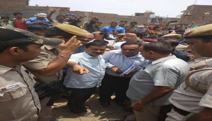 लोगों के घर राशन पहुंचाने से रोक रही केंद्र सरकार, वोट करते समय ध्यान रखें : केजरीवाल लोगों के घर राशन पहुंचाने से रोक रही केंद्र सरकार, वोट करते समय ध्यान रखें : केजरीवाल