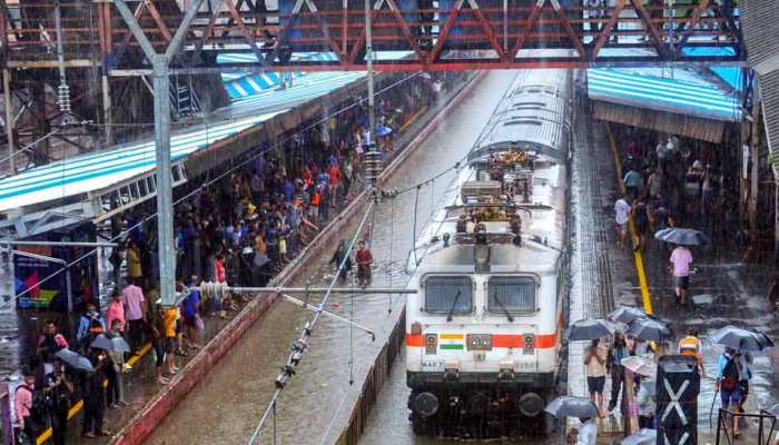 मुंबई: रेलवे स्टेशनों पर बारिश के पानी में इस कदर फंसे यात्री, बुलानी पड़ी नौसेना की टुकड़ी मुंबई: रेलवे स्टेशनों पर बारिश के पानी में इस कदर फंसे यात्री, बुलानी पड़ी नौसेना की टुकड़ी