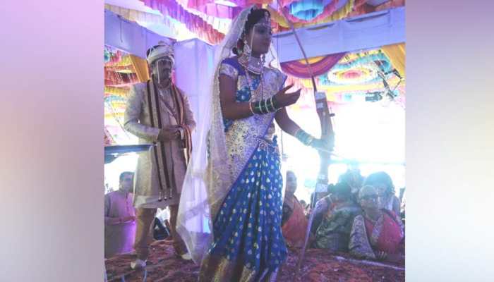 तीरंदाज दुल्हन की अनूठी शादी, स्टेज से मेहमानों का कुछ इस स्टाइल में किया स्वागत तीरंदाज दुल्हन की अनूठी शादी, स्टेज से मेहमानों का कुछ इस स्टाइल में किया स्वागत