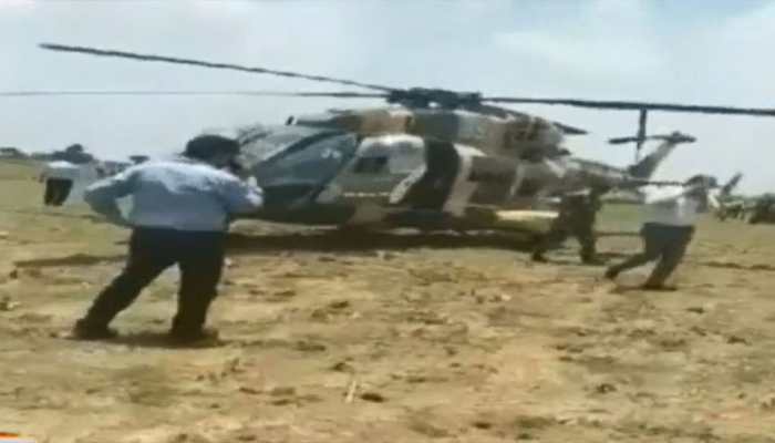 खेत में BSF के हेलीकॉप्टर की इमरजेंसी लैंडिंग, बाल-बाल बचे CRPF के एडीजी और आईजी खेत में BSF के हेलीकॉप्टर की इमरजेंसी लैंडिंग, बाल-बाल बचे CRPF के एडीजी और आईजी