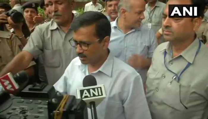 सुप्रीम कोर्ट के आदेश को लेकर गृह मंत्री से मिले केजरीवाल, जताया विरोध सुप्रीम कोर्ट के आदेश को लेकर गृह मंत्री से मिले केजरीवाल, जताया विरोध