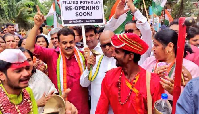 मुंबई : कांग्रेस ने शुरू किया ‘आओ गड्ढे गिनें’ अभियान, BJP-शिवसेना पर साधा निशाना मुंबई : कांग्रेस ने शुरू किया ‘आओ गड्ढे गिनें’ अभियान, BJP-शिवसेना पर साधा निशाना