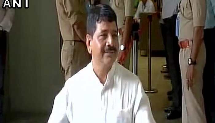 गुजरात में कांग्रेस को फिर लगा झटका, इस दिग्गज नेता के बेटे ने थामा भाजपा का दामन गुजरात में कांग्रेस को फिर लगा झटका, इस दिग्गज नेता के बेटे ने थामा भाजपा का दामन