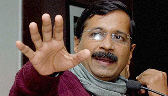MP: इंदौर में केजरीवाल के मंच पर चढ़ते ही बिजली हुई गुल, सरकार पर बोला हमला MP: इंदौर में केजरीवाल के मंच पर चढ़ते ही बिजली हुई गुल, सरकार पर बोला हमला