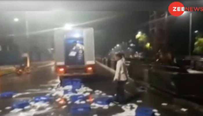 महाराष्ट्र: सड़क पर बह रहा दूध, मुंबई-नासिक, पुणे में भारी किल्लत महाराष्ट्र: सड़क पर बह रहा दूध, मुंबई-नासिक, पुणे में भारी किल्लत