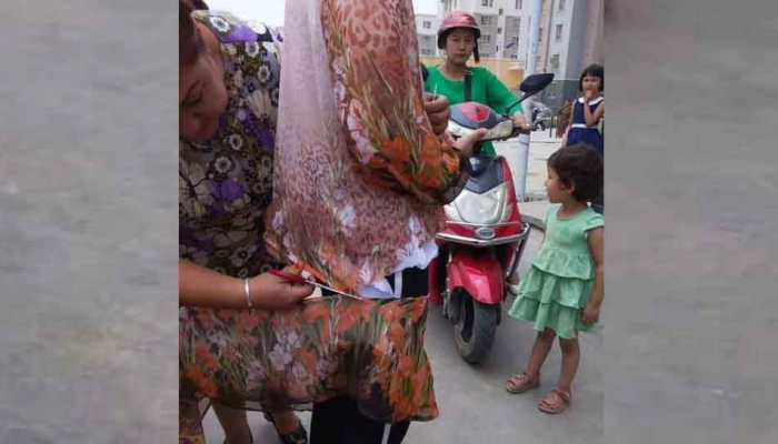 चीन की पुलिस ने सड़क पर ही काट दिए मुस्लिम महिलाओं के कपड़े, ये थी वजह चीन की पुलिस ने सड़क पर ही काट दिए मुस्लिम महिलाओं के कपड़े, ये थी वजह