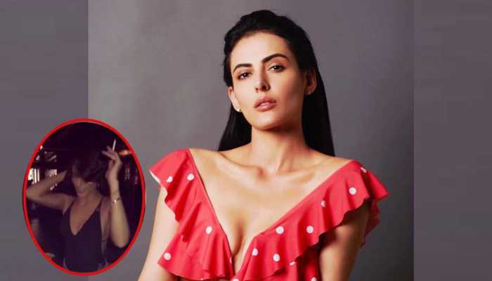 न्यूड फोटो के बाद अब मंदाना करीमी ने पोस्ट किया Video, लोगों ने जमकर निकाली भड़ास न्यूड फोटो के बाद अब मंदाना करीमी ने पोस्ट किया Video, लोगों ने जमकर निकाली भड़ास