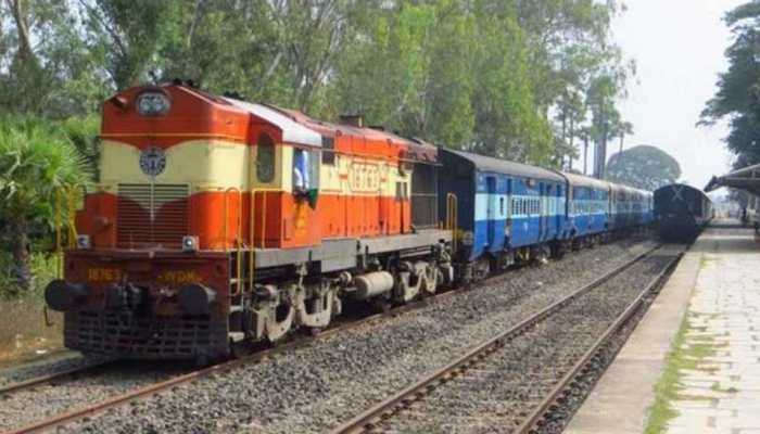 सांसद ने पूछा, रेलवे की पहचान धीमी रफ्तार और गंदगी है? रेल मंत्री ने दिया यह जवाब सांसद ने पूछा, रेलवे की पहचान धीमी रफ्तार और गंदगी है? रेल मंत्री ने दिया यह जवाब