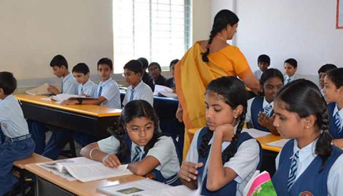 1.37 लाख शिक्षामित्रों के लिए काम की खबर, यूपी सरकार ने लिया बड़ा फैसला 1.37 लाख शिक्षामित्रों के लिए काम की खबर, यूपी सरकार ने लिया बड़ा फैसला