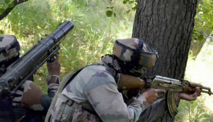 ड्यूटी पर तैनात थे CRPF जवान, अचानक आतंकियों ने शुरू कर दी गोलीबारी, फिर... ड्यूटी पर तैनात थे CRPF जवान, अचानक आतंकियों ने शुरू कर दी गोलीबारी, फिर...