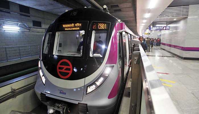 दिल्ली की सड़कों का हाल बेहाल, ग्रेटर कैलाश मेट्रो स्टेशन के बाहर धंसी सड़क दिल्ली की सड़कों का हाल बेहाल, ग्रेटर कैलाश मेट्रो स्टेशन के बाहर धंसी सड़क