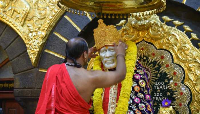 शिरडी: साईं बाबा को फिर मिला अनोखा दान, सोने के मुकुट के अलावा मिलीं ये खास मशीनें शिरडी: साईं बाबा को फिर मिला अनोखा दान, सोने के मुकुट के अलावा मिलीं ये खास मशीनें