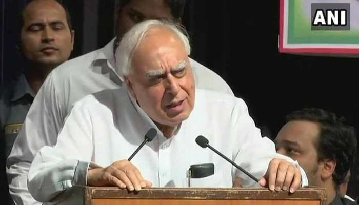 कपिल सिब्बल ने राहुल गांधी की 'झप्पी' पर कविता के रूप में रखी 'मन की बात' कपिल सिब्बल ने राहुल गांधी की 'झप्पी' पर कविता के रूप में रखी 'मन की बात'