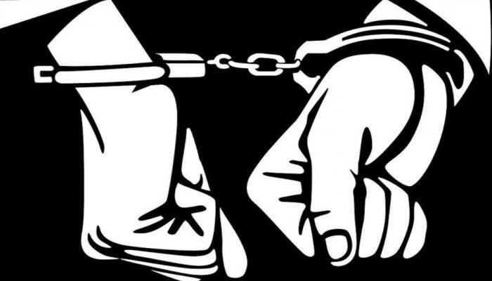 पुलिस कस्टडी से रिहा होने के बाद युवक की मौत, लोगों ने पुलिस वैन पर निकाला गुस्सा पुलिस कस्टडी से रिहा होने के बाद युवक की मौत, लोगों ने पुलिस वैन पर निकाला गुस्सा