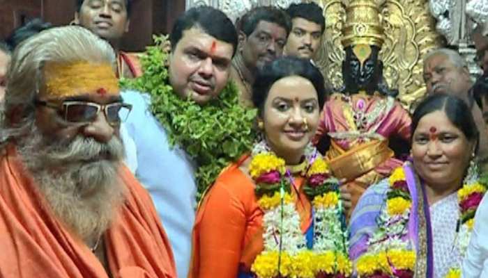 महाराष्ट्र के मुख्यमंत्री ने तोड़ी सालों पुरानी परंपरा, विपक्ष ने कहा- सत्ता से धो बैठेंगे हाथ महाराष्ट्र के मुख्यमंत्री ने तोड़ी सालों पुरानी परंपरा, विपक्ष ने कहा- सत्ता से धो बैठेंगे हाथ