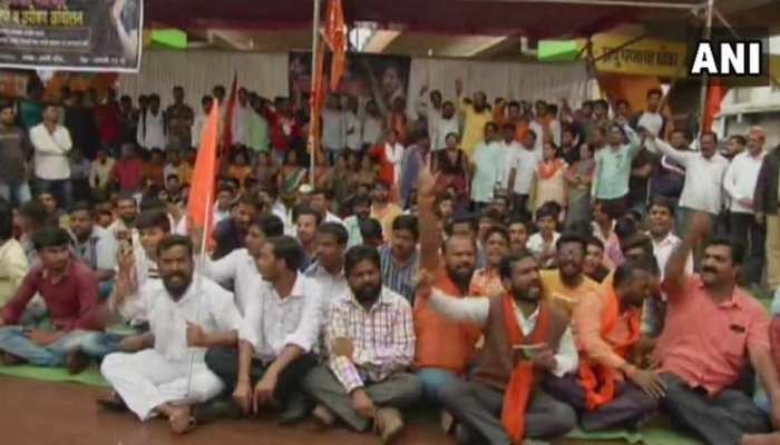 आरक्षण की मांग पर युवक ने की आत्महत्या, मृतक को शहीद का दर्जा देने की मांग पर रास्ता जाम आरक्षण की मांग पर युवक ने की आत्महत्या, मृतक को शहीद का दर्जा देने की मांग पर रास्ता जाम