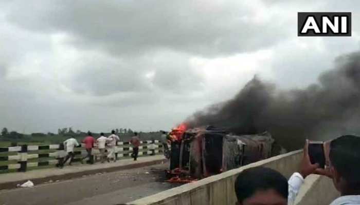 VIDEO: आरक्षण की आग में जलता महाराष्ट्र- कहीं आत्महत्या की कोशिश, तो कहीं फूंका गया ट्रक VIDEO: आरक्षण की आग में जलता महाराष्ट्र- कहीं आत्महत्या की कोशिश, तो कहीं फूंका गया ट्रक