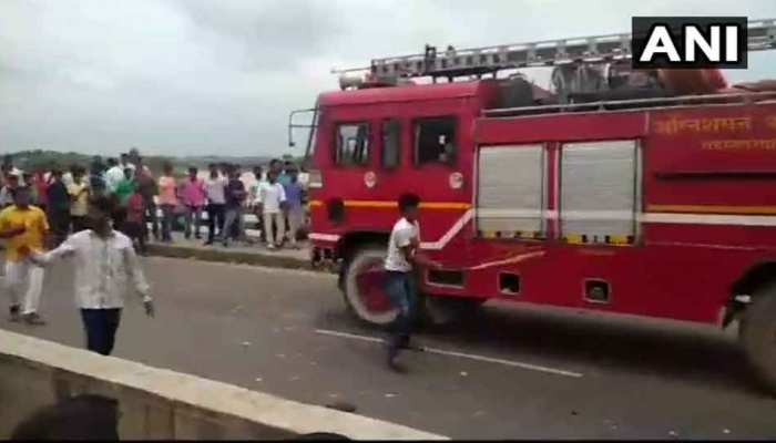 उग्र हुआ मराठा आरक्षण आंदोलन, महाराष्ट्र बंद का ऐलान, औरंगाबाद में इंटरनेट सेवा ठप उग्र हुआ मराठा आरक्षण आंदोलन, महाराष्ट्र बंद का ऐलान, औरंगाबाद में इंटरनेट सेवा ठप